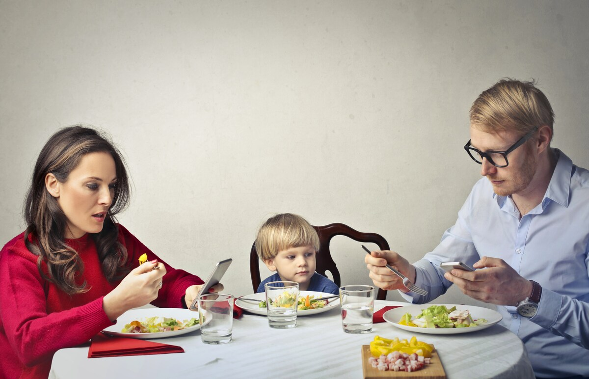 Parents on instagram around kids Creator: bowie15 | Credit: Getty Images/iStockphoto